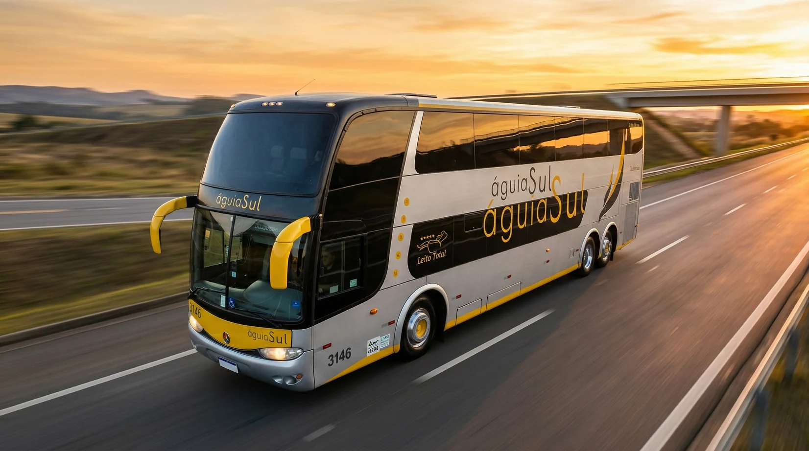 Ônibus Águia Sul Turismo número 3146 viajando em rodovia ao pôr do sol